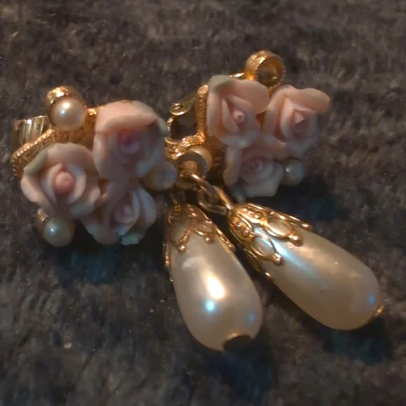1928 Mini Floral Clip Earings - Picture 3 of 4